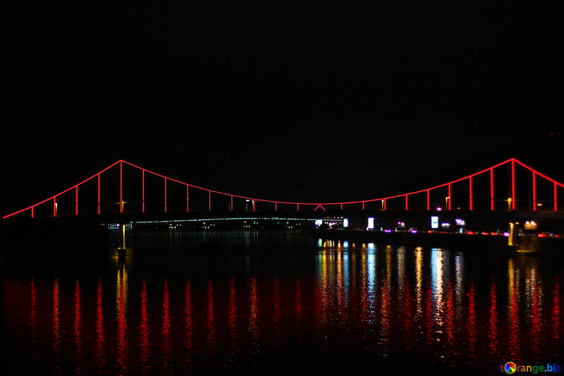 Pont piétonnier à Kiev avec des lumières colorées №49376