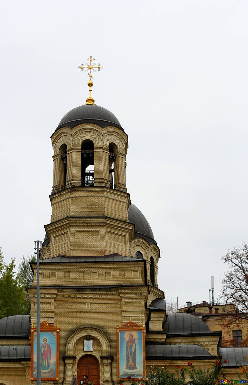 Eine Kapelle mit einem Kreuz №49266