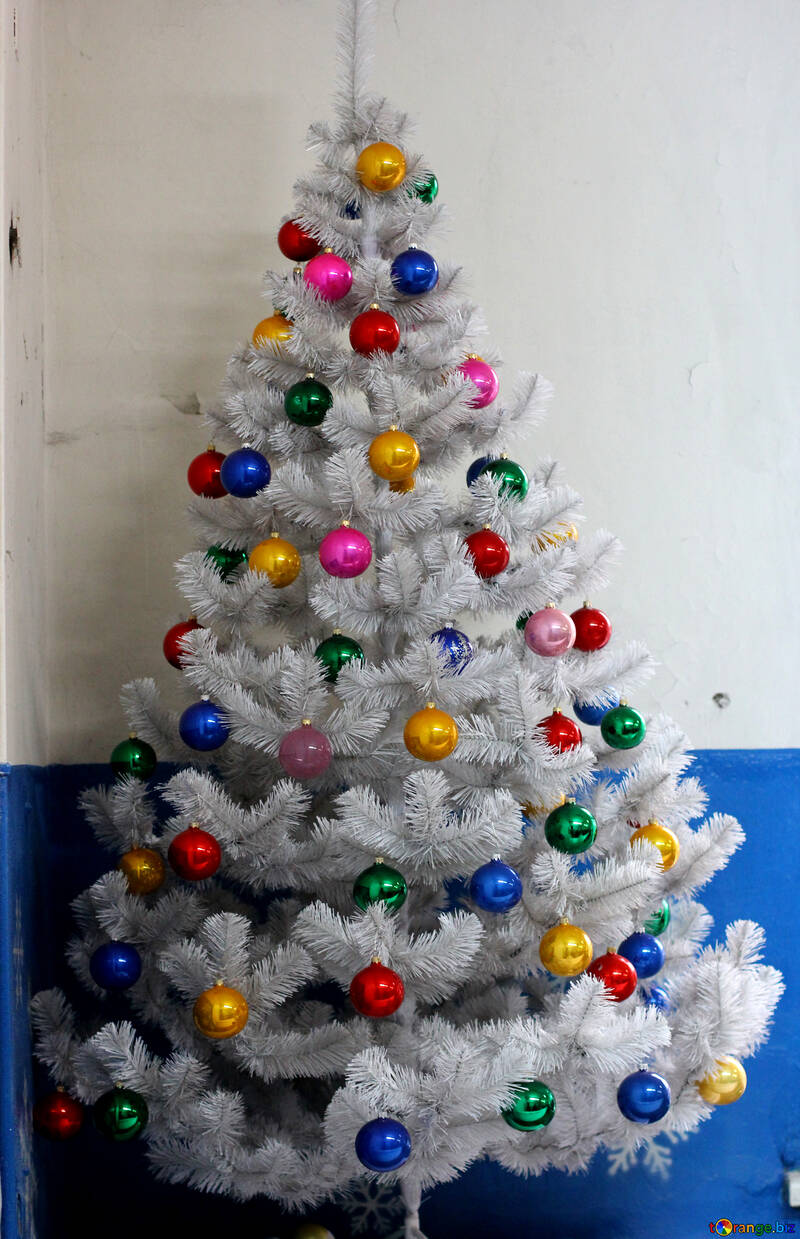 Arbre de Noël artificiel de couleur blanche avec des ornements №49470