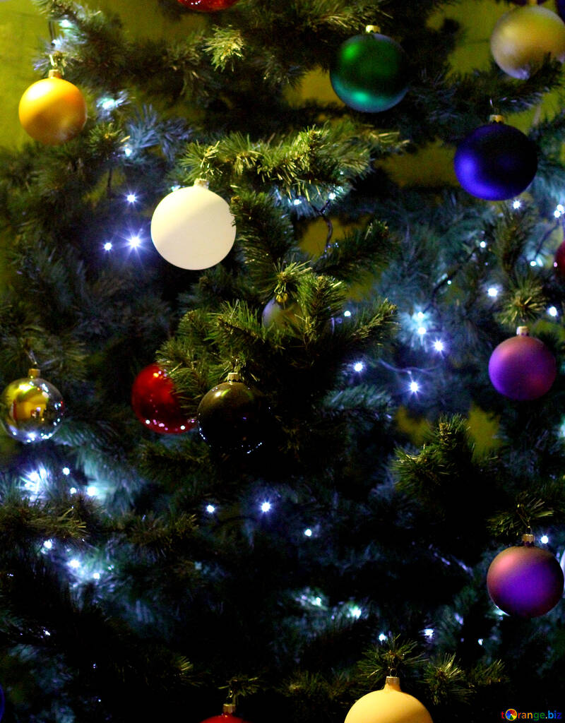 Árbol de Navidad con una guirnalda y adornos №49466