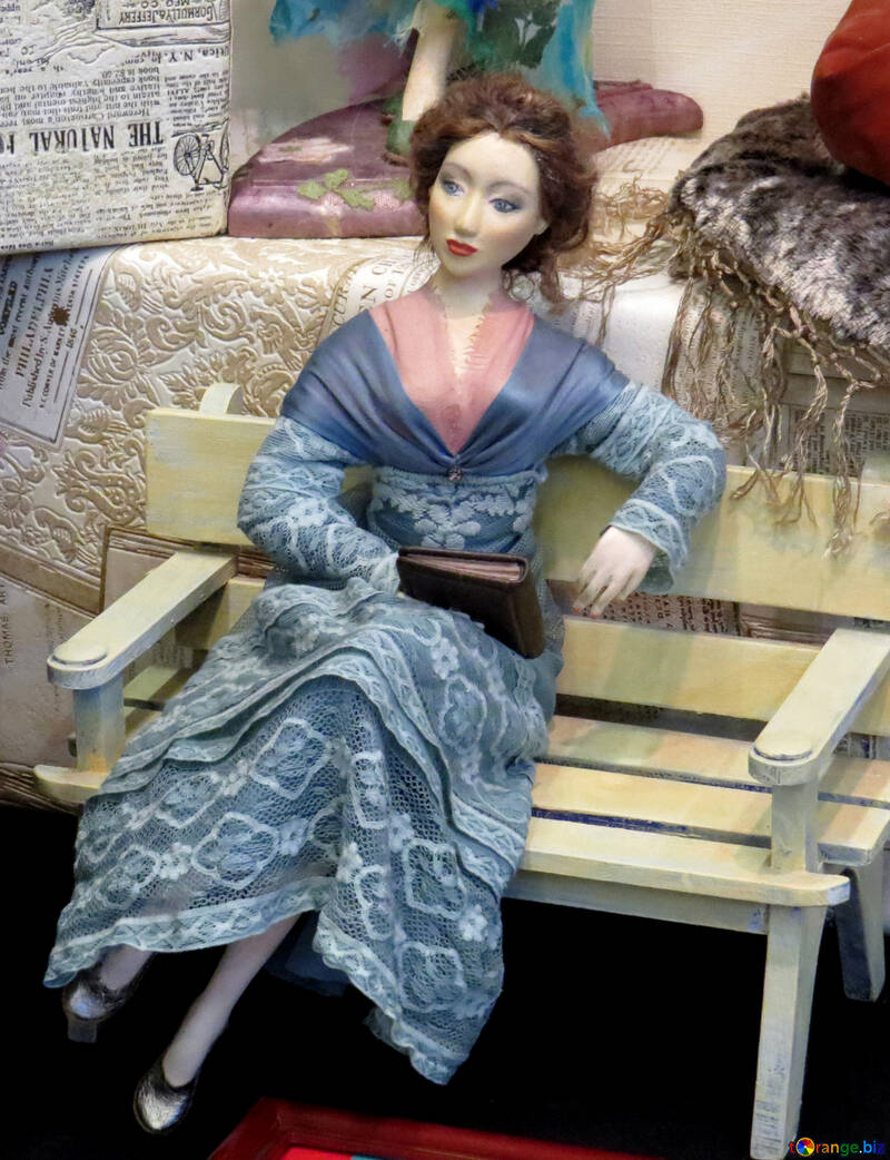 Bambola donna su una panchina №49049