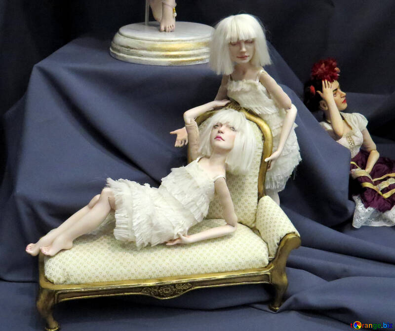 Gruselige Puppen auf dem Bett №49079