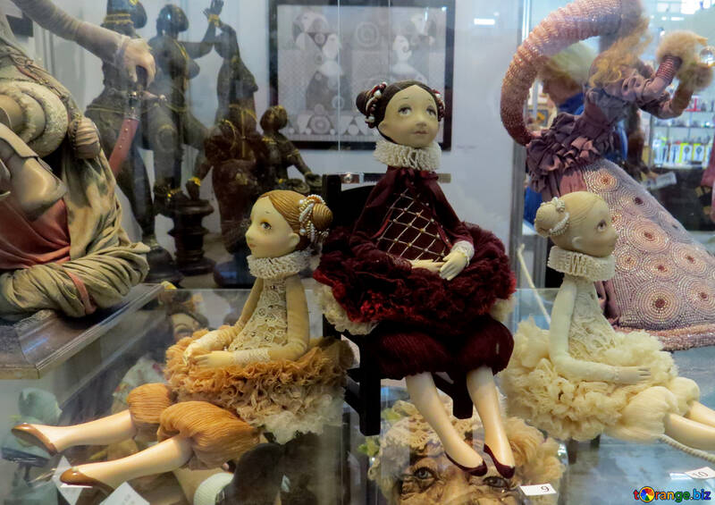 Bambole in una ragazza di burattini da negozio №49024