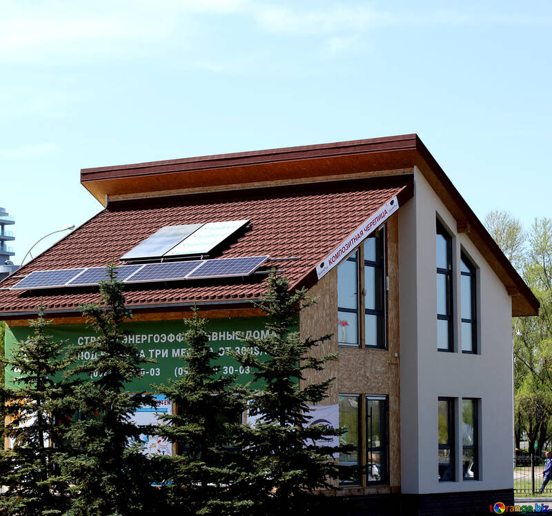 Des panneaux solaires sur le toit d`une maison privée №49102