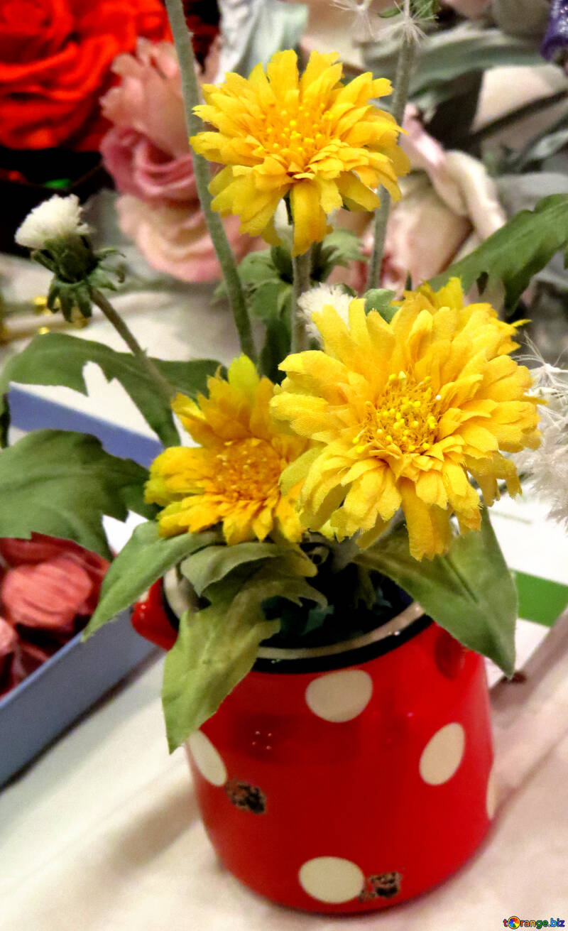 Flores amarelas em um pote vermelho №49093