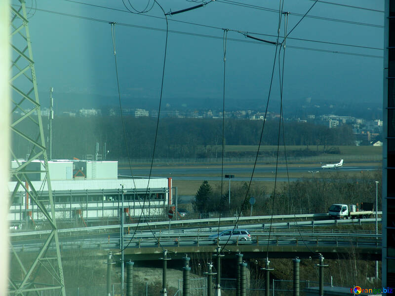 Blick vom Hotel zum Flughafen №49974