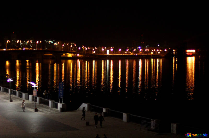 Lac la nuit avec un pont №49365