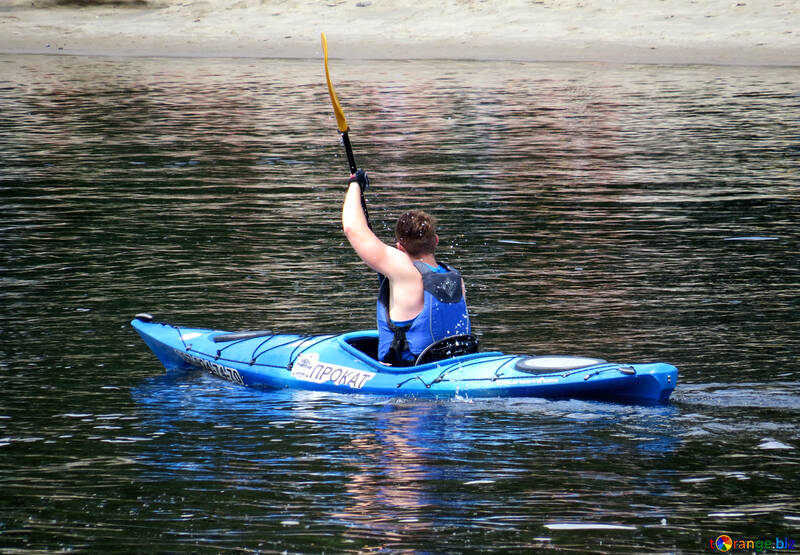 Un homme dans un kayak №49918