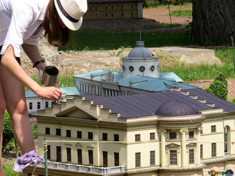 The artist paints the layout of the building №49854