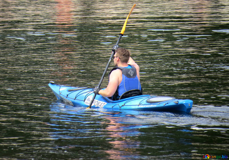 Ein Mann schwimmt in einem Kajak am Fluss entlang №49915