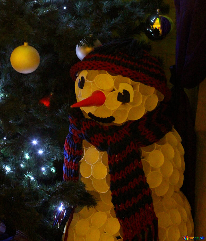 Ein Schneemann vor einem Baum, Weihnachtsbaum №49447