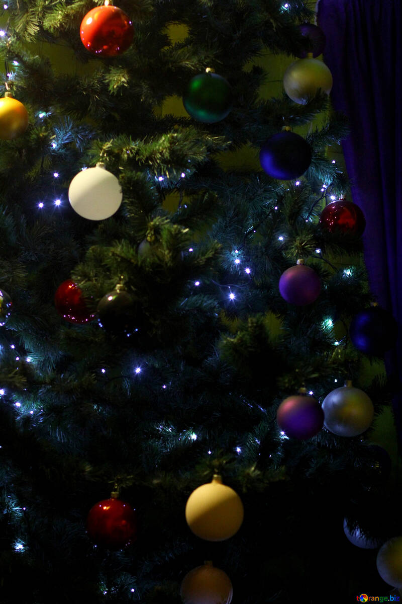 Albero di Natale decorato con giocattoli di Natale e una ghirlanda №49468