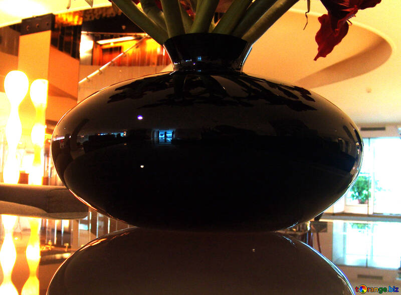 Eine große Vase auf dem Tisch №49959