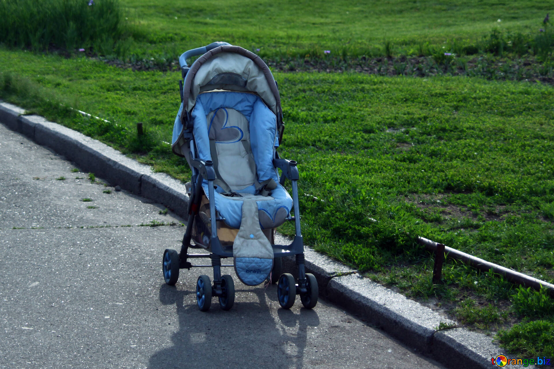 К чему снятся дети на улице. Пустая детская коляска. Пустая коляска на улице. Детская коляска на улице. Коляска "малыш".