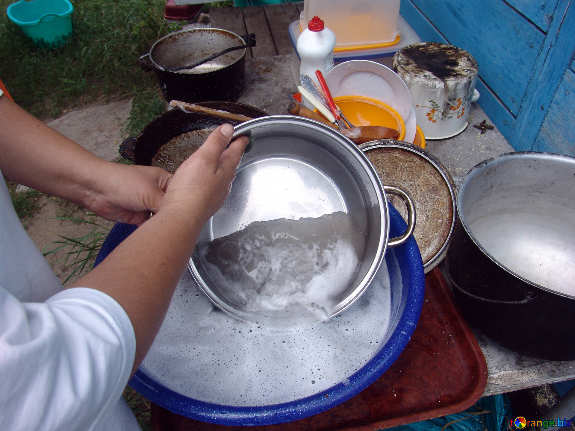 Можно мыть посуду содой. Мытье кастрюли. Очистить алюминиевую кастрюлю. Отмыть алюминиевую посуду. Очистка алюминиевой посуды.