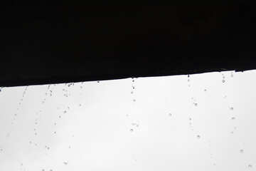 Regentropfen, die vom Dach tropfen №5234