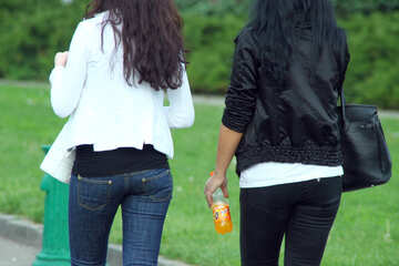 Дві дівчини з лимонадом вид ззаду