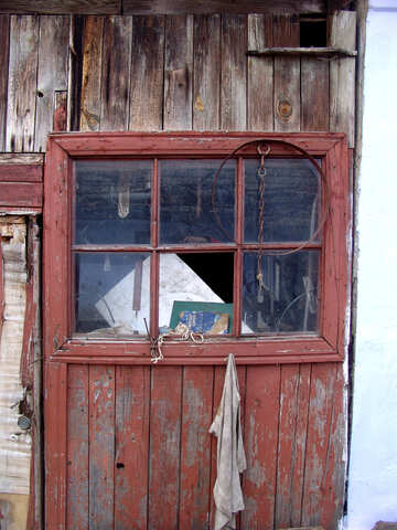 La puerta al granero con un vidrio quebrado №5346