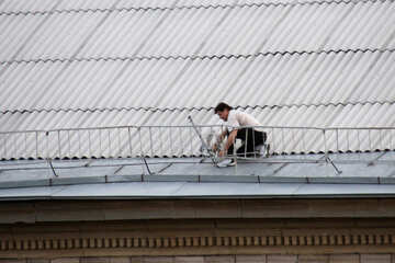 Mann auf dem Dach №5104