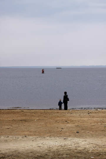 Un femme avec un enfant regardant la mer №5188
