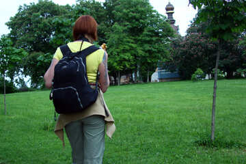 Girl   backpack  is   mountain.  Type  behind. №5085