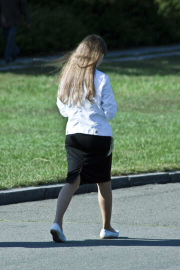 Дівчина з довгим волоссям йде по дорозі №5627