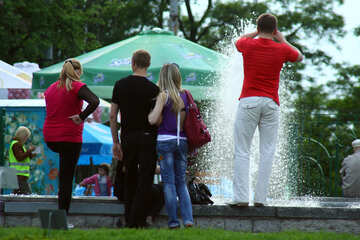 Tourists at the fountain №5120