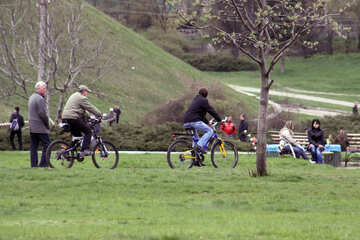 Ciclistas en el parque №5198