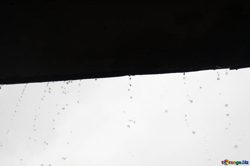 Pingos de chuva que gotejam do telhado №5234