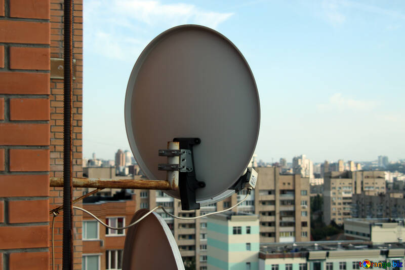 Супутникова антена на стіні №5780