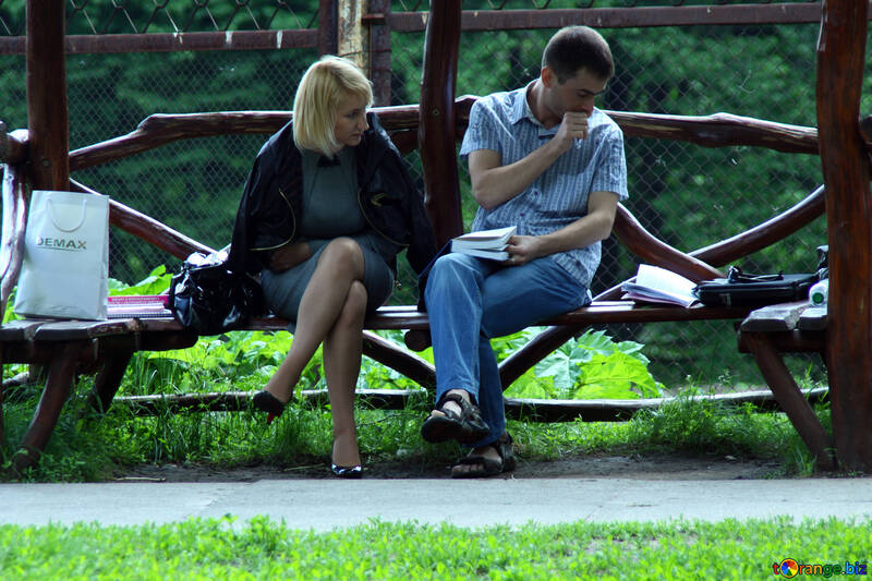 Students on the bench are doing. They read textbook. №5052