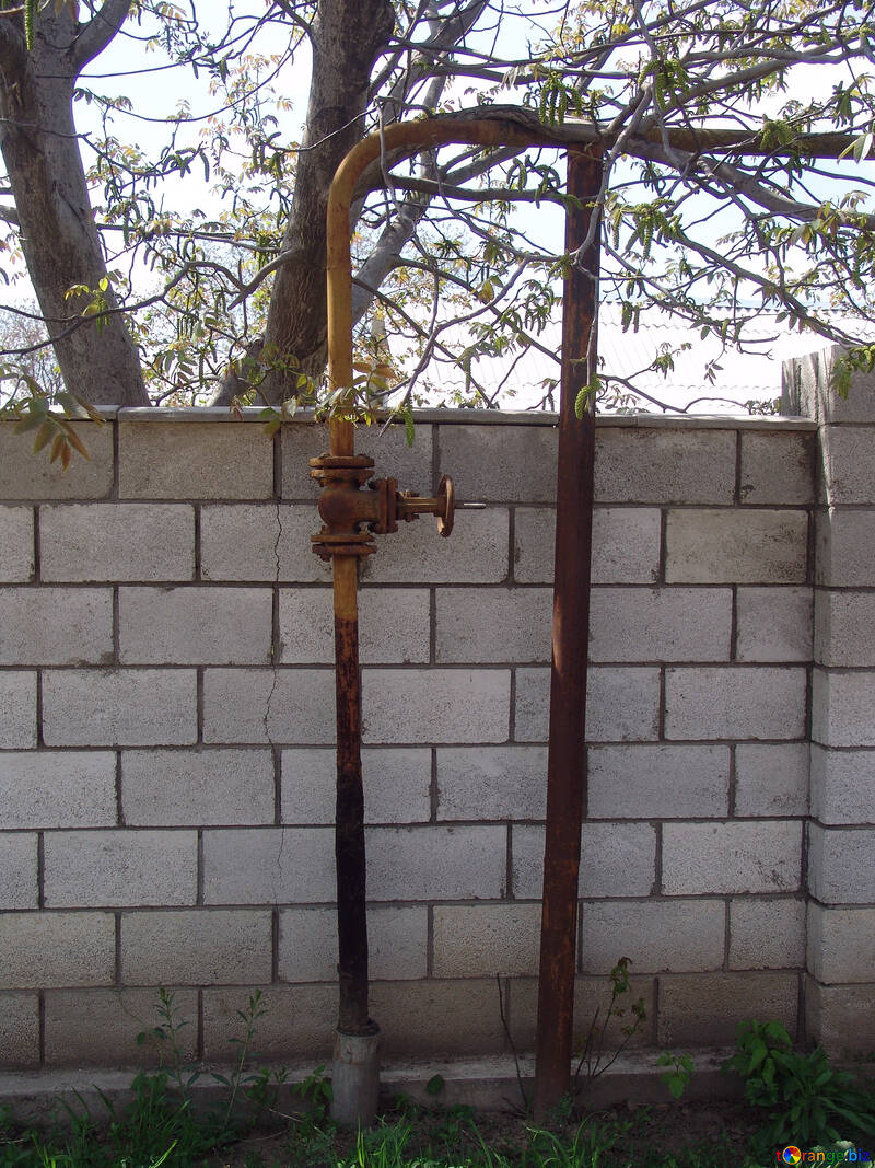 Газова труба на тлі стіни паркану приватного будинку №5347