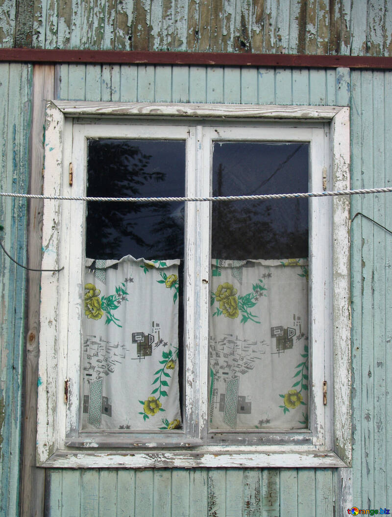 Fenster im Sommerhaus. Hölzernes Häuschen. №5841