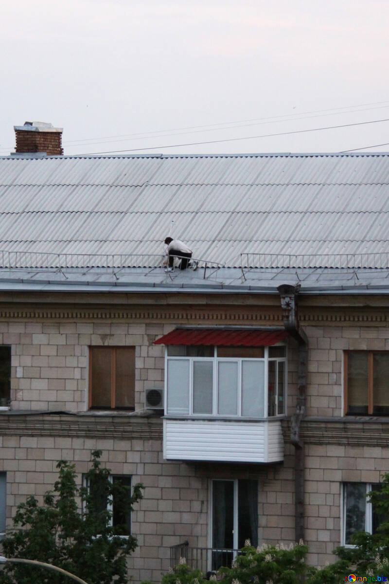 Homem no telhado para instalar um prato №5105