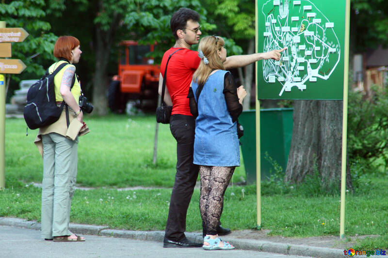 Touristen erforschen einen Planentwurf №5087