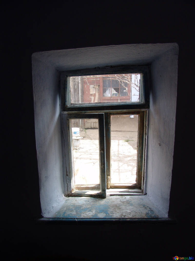 Altes Fenster in einer tiefen Aussparung №5372
