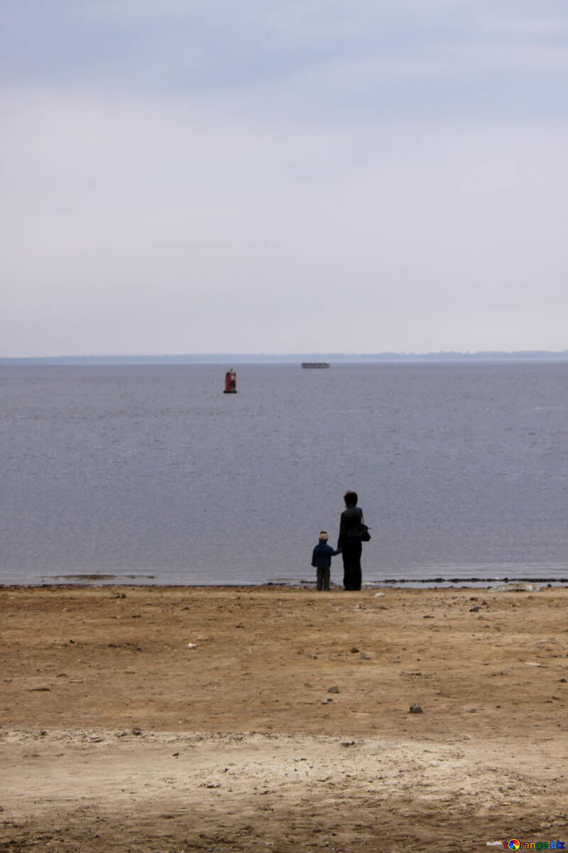 Eine Frau mit einem Kind, das Meer betrachtet №5188