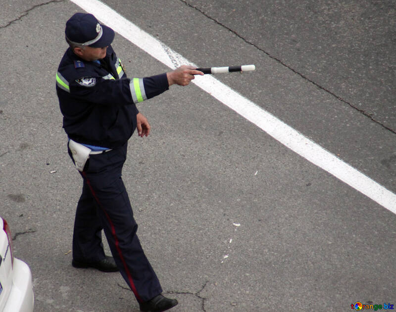Policeman slows the car rod №5222