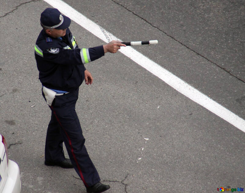 Polizist verlangsamt die Autostange №5222