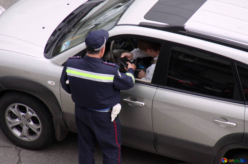 Polizist nimmt die Dokumente vom Fahrer, Gesetz, Aufenthaltserlaubnis №5227