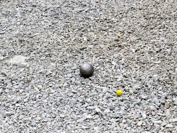 Palla di marmo grigio giallo terra grigia e palla di marmo gialla sul terreno №50800