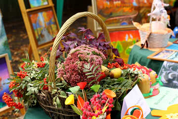 Uma cesta e flores №50965