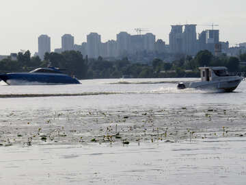 都市の前の水上のボート №50753