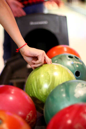 a person hand  bowling balls №50440