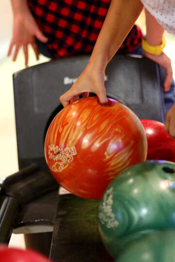 Personne ramasser une boule de bowling №50442