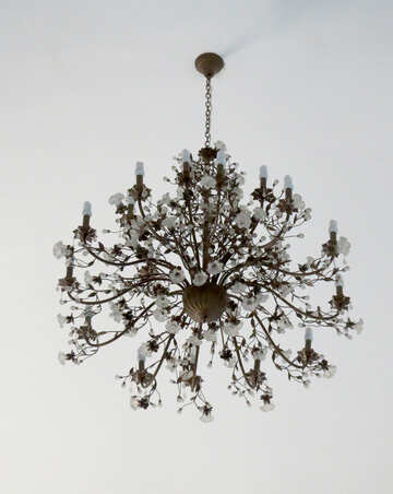 Un chandelier chandelier su uno sfondo bianco №50529