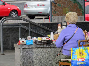 Una donna in viola seduto dietro un bancone con vari prodotti di bellezza №50790