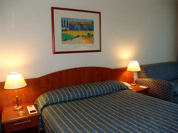 Una cama en un hotel europeo №50065
