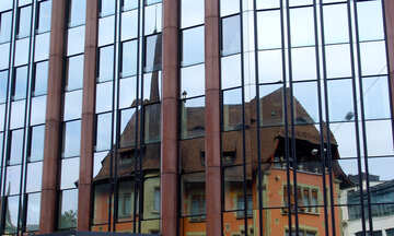 Reflet d`un ancien bâtiment dans la façade d`un nouveau bâtiment №50119