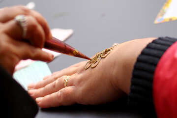 Eine Henna-Hand Eine Hand-Henna und ein Stift №50993